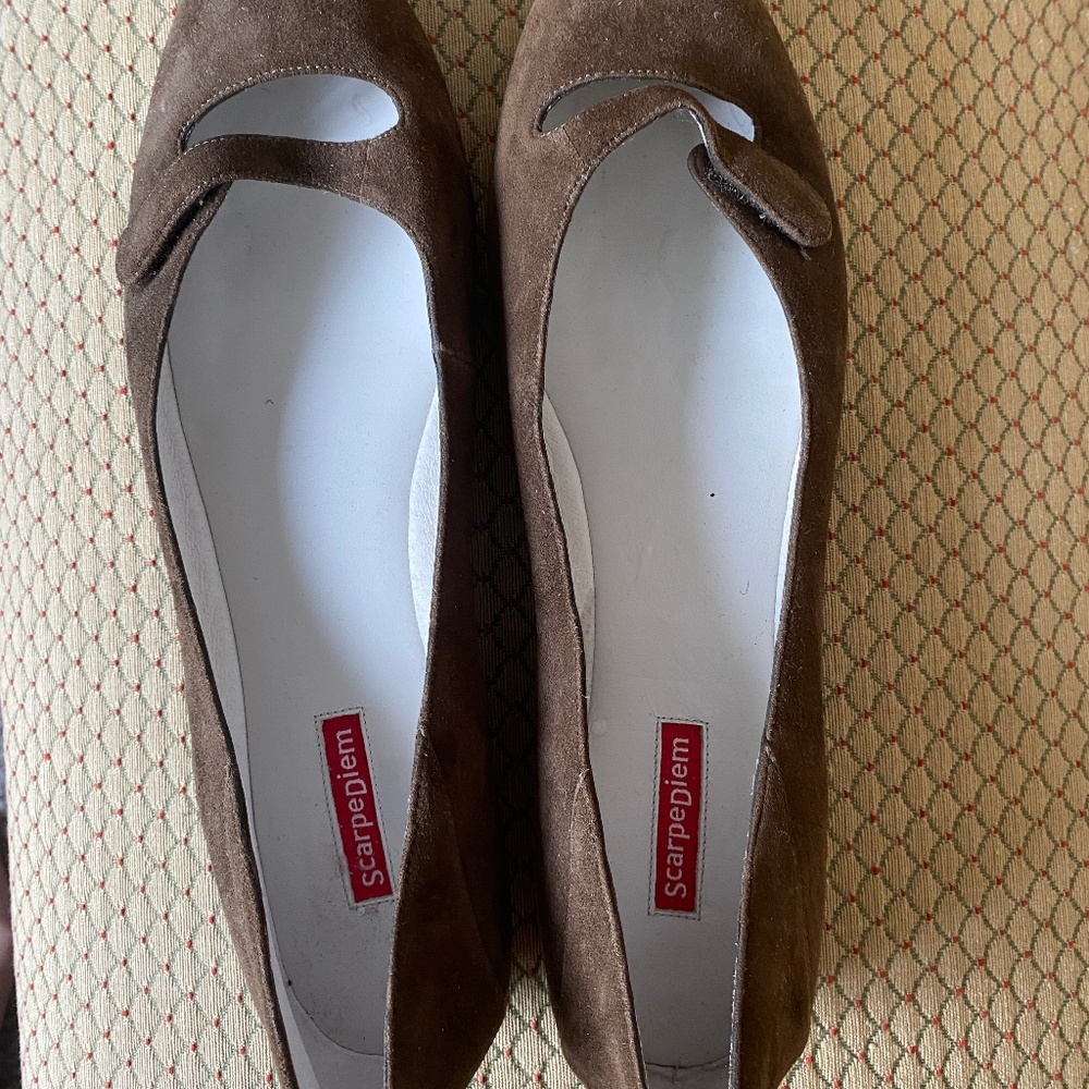 Suede flats in medium brown with peek a boo ❤️